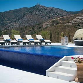 6 bedroom luxury villa with pool near Agia Pelagia, sleeps 12